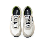 Zapatillas Mustang Free Apolo Off White vistas desde arriba, con ante gris claro, malla blanca y doble cordón gris y blanco
