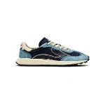 Zapatilla de ante azul claro y nailon azul marino con cordones beige y suela color crema, vista lateral
