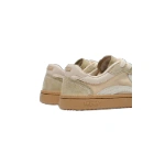 Zapatillas Lejan ONE Nylon Wide Beige vistas por detrás, con talón de ante verde salvia y suela color caramelo