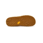 Suela de la sandalia barefoot Primigi rosa, de goma color miel con tacos triangulares y logotipo Vibram amarillo