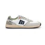 Zapatilla Mustang Free Apolo Off White de perfil, con ante gris claro, logo m azul marino y suela beige