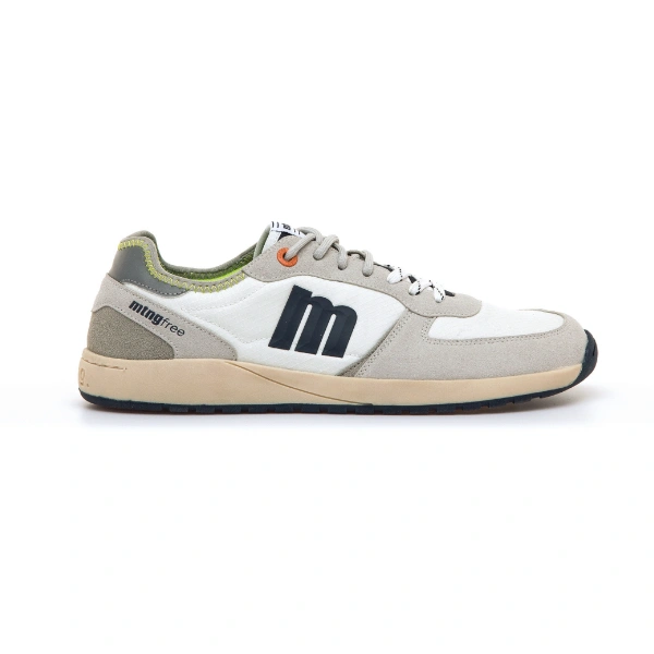 Zapatilla Mustang Free Apolo Off White de perfil, con ante gris claro, logo m azul marino y suela beige