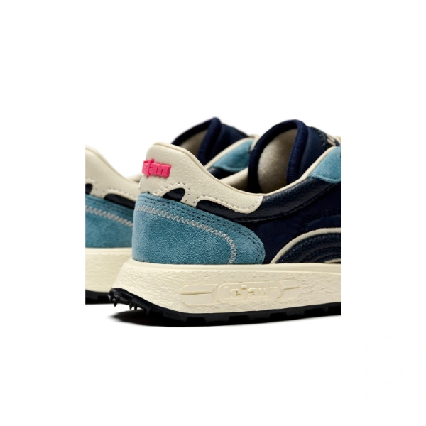 Zapatillas Lejan vistas por detrás, con ante azul claro, nailon azul marino, talón crema y logotipo rosa