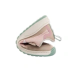 Zapatilla Mustang Free sneaker rosa doblada por la mitad, con suela flexible beige y verde menta y tirador trasero