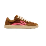 Zapatilla Lejan ONE Nylon Wide Terra de ante marrón con detalle rosa, cordones crudos y suela beige, vista lateral