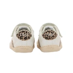 Zapatillas Mustang Free baby Ferdi blancas vistas por detrás, con talón de leopardo, número 1967 y cierre de velcro