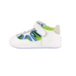 Sandalia infantil Blanditos blanca con tiras azules, forro verde y cierre de velcro, vista lateral