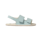 Sandalia barefoot Muris Rio Jr azul cielo vista de perfil, con dos tiras de velcro, talonera y suela fina beige