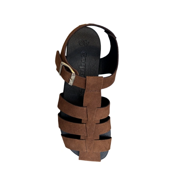 Sandalia Coqueflex de caballero en ante color corteza con tiras cruzadas, hebilla plateada y plantilla negra