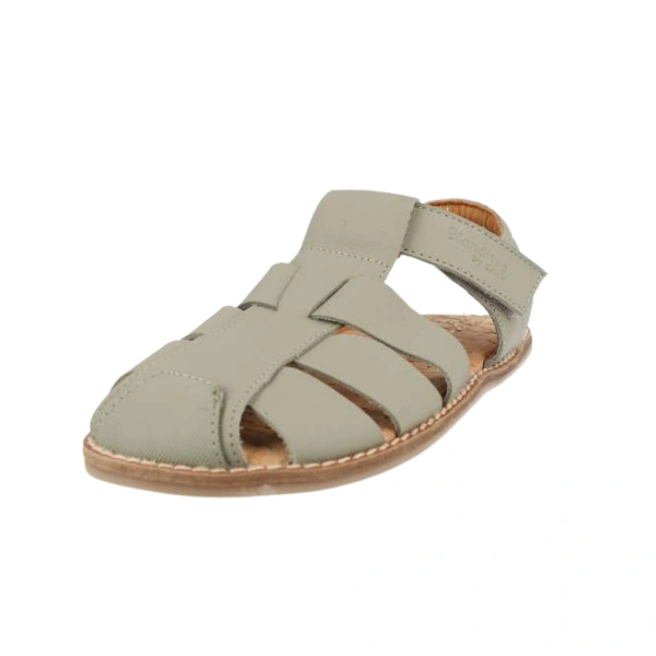 Sandalia Saona de Blanditos en verde, piel con tiras cruzadas, cierre de velcro y suela de color miel, vista lateral