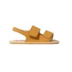 Sandalia barefoot Muris Rio Mini mostaza vista de perfil, con dos tiras de velcro, talonera y suela plana beige