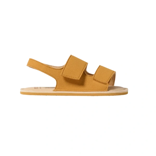 Sandalia barefoot Muris Rio Mini mostaza vista de perfil, con dos tiras de velcro, talonera y suela plana beige