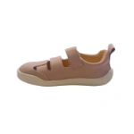 Sandalia Andanines Mousse rosa vista de lado, con dos tiras de velcro, aberturas laterales y suela blanca flexible