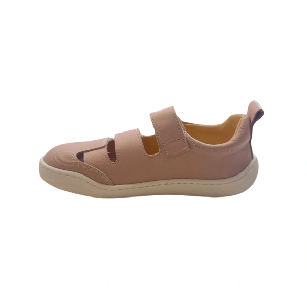 Sandalia Andanines Mousse rosa vista de lado, con dos tiras de velcro, aberturas laterales y suela blanca flexible