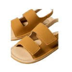 Sandalias barefoot Muris Rio color mostaza en detalle, con dos tiras de velcro, plantilla beige perforada y tira al talón