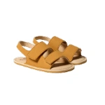 Par de sandalias barefoot Muris Rio color mostaza con dos tiras de velcro, tira trasera y plantilla beige, vista lateral