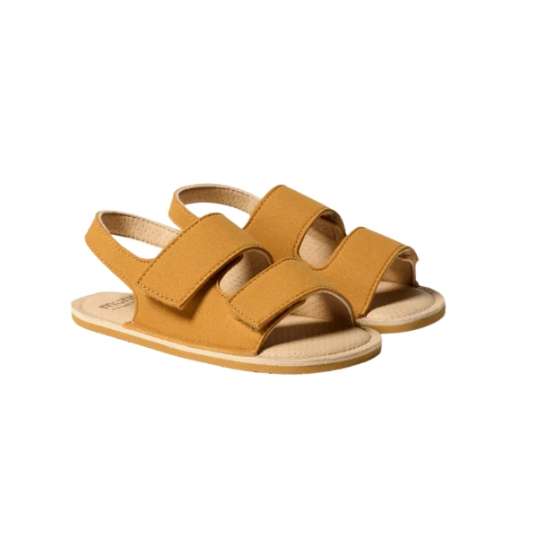 Par de sandalias barefoot Muris Rio color mostaza con dos tiras de velcro, tira trasera y plantilla beige, vista lateral