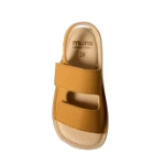 Sandalia barefoot Muris Rio mostaza vista desde arriba, con dos tiras de velcro y plantilla perforada de la talla 24
