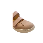 Andanines Sandalia Mousse Rosa en detalle de la puntera texturizada, dos tiras de velcro de piel y suela blanca