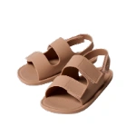 Sandalias waterproof Muris Aruba Mini rosa con dos tiras de velcro y talonera elástica, vista en tres cuartos