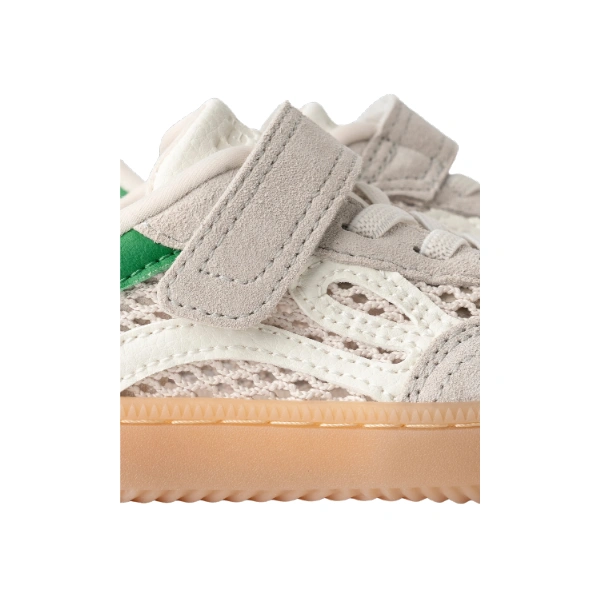 Detalle de la zapatilla Lejan ONE Kids Mesh Beige con velcro de ante gris, rejilla, piel blanca y suela color miel