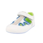 Sandalia Estela de Blanditos en blanco con detalles azules, forro verde y cierre de velcro, vista delantera en tres cuartos