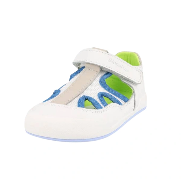 Sandalia Estela de Blanditos en blanco con detalles azules, forro verde y cierre de velcro, vista delantera en tres cuartos