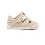 Sandalia infantil Mustang Baby Free en color nude con cierre de velcro, aberturas laterales y suela blanca, vista lateral