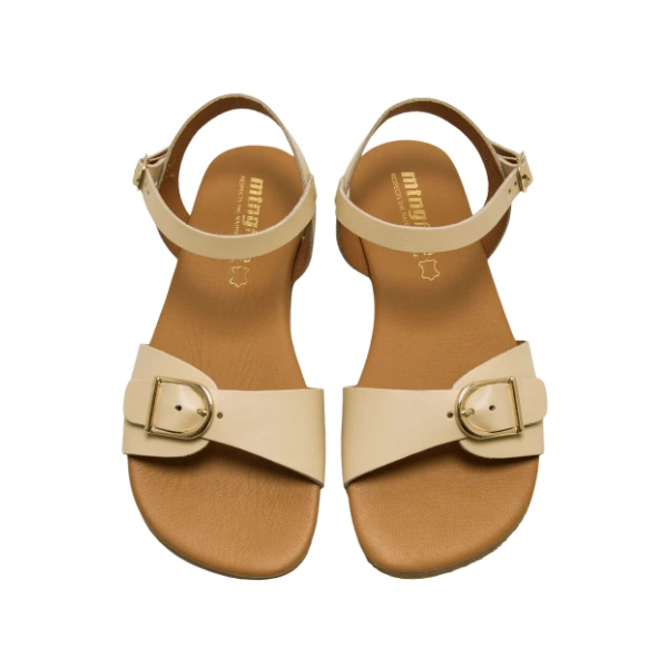 Sandalias Mustang free Cleo beige vistas desde arriba, con hebilla dorada en el empeine y plantilla de piel marrón