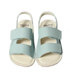 Sandalias barefoot Muris Rio Jr azul cielo vistas desde arriba, con dos tiras de velcro y plantilla beige perforada