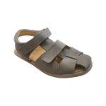 Sandalia Andanines Gazelle taupe de piel nobuk con dos tiras de velcro y puntera cerrada, vista lateral en tres cuartos