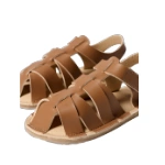 Sandalias Muris Tunis Mini marrón de piel con tiras entrelazadas y cierre de velcro, vista frontal de cerca