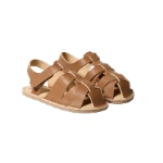 Sandalias Muris Tunis Mini marrón de piel con tiras entrelazadas y cierre de velcro, vista lateral del par