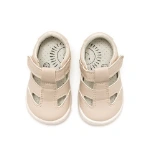 Sandalias Mustang Baby Free color nude vistas desde arriba, con tira de velcro, calados laterales y plantilla con un sol