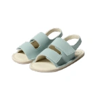 Sandalias barefoot Muris Rio Jr azul cielo con dos tiras de velcro y talonera, plantilla beige, vista lateral del par