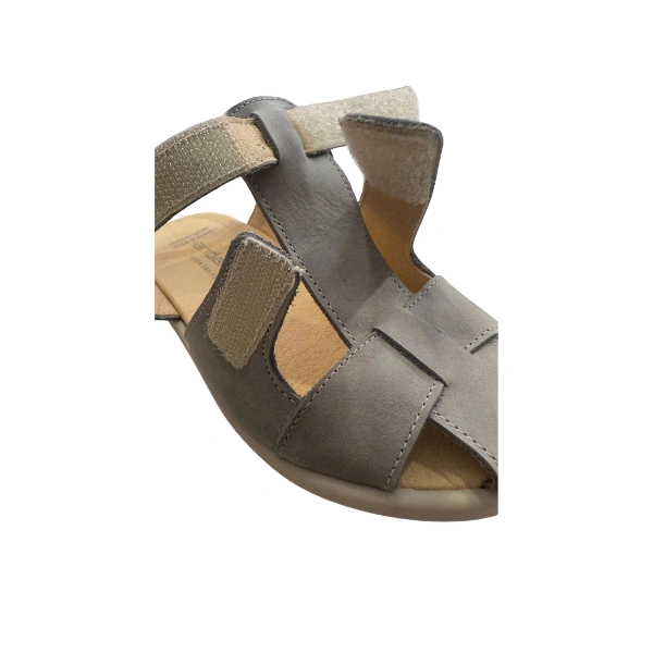 Detalle de la sandalia Gazelle de Andanines en piel taupe con tiras entrecruzadas, cierres de velcro y plantilla de piel