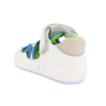 Sandalia Estela Blanco de Blanditos vista trasera, piel blanca con cordones elásticos azules, velcro y talón gris