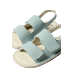 Sandalias barefoot Muris Rio Jr azul cielo, detalle de las dos tiras de velcro y la plantilla beige perforada
