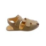 Sandalia Gazelle Beige de Andanines vista de perfil, con dos tiras de velcro, puntera de tiras cruzadas y suela clara