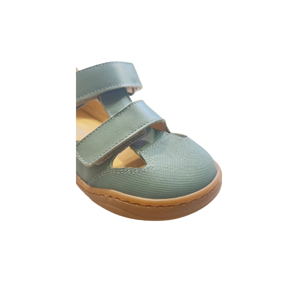 Sandalia Mousse Verde de Andanines, detalle de la puntera texturizada y dos tiras de velcro sobre suela color miel