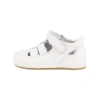 Sandalia infantil Blanditos India blanca, vista lateral con tira de velcro, calados en los lados y suela blanca