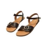 Sandalias planas Mustang free Cleo Moka con tira ancha de piel oscura, hebilla dorada y plantilla camel, vista delantera