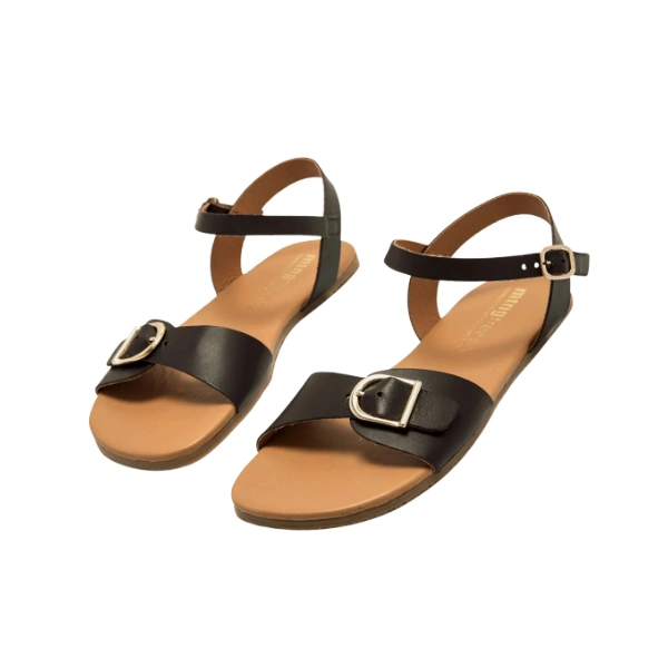 Sandalias planas Mustang free Cleo Moka con tira ancha de piel oscura, hebilla dorada y plantilla camel, vista delantera
