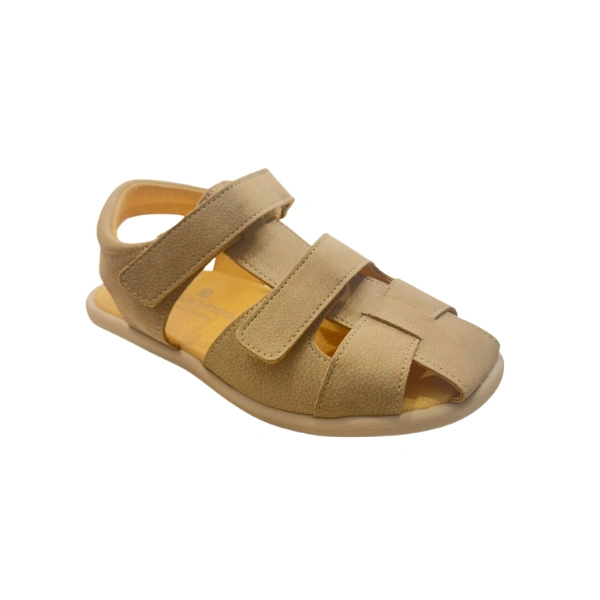 Sandalia Gazelle beige de Andanines con dos tiras de velcro y puntera cerrada, vista lateral en tres cuartos