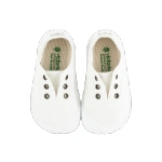 Zapatillas Victoria Ingresas blanco de lona sin cordones, vista cenital con plantilla Victoria Barefoot y ojales metálicos