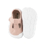 Sandalia de lona Victoria Bosco en rosa con tira de velcro, vista superior junto a la suela blanca con relieve de piedras