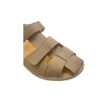 Sandalia Gazelle beige de Andanines, detalle de la puntera cerrada con tiras cruzadas y cierre de velcro