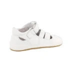 Sandalia Blanditos Oceano blanca de piel, vista trasera lateral con tira de velcro, calados y puntera reforzada