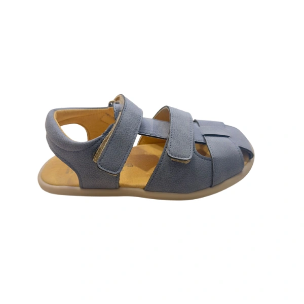 Andanines Sandalia Gazelle Jeans en vista lateral, con dos tiras de velcro, puntera cruzada y plantilla color camel