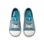 Zapatillas Mustang Free de loneta azul vistas desde arriba, con velcro, cordones blancos y plantilla con un sol
